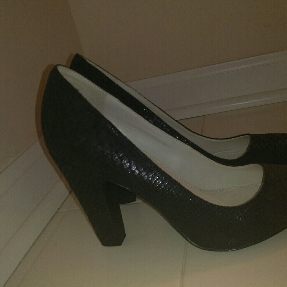 Shoes - Picture 3 of 4